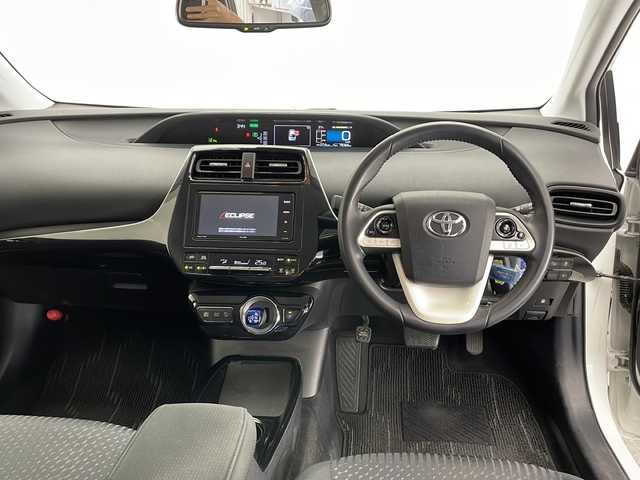 トヨタ プリウス Sセーフティプラス 長野県 2018(平30)年 7.8万km ホワイトパールクリスタルシャイン 4WD/社外SDナビ/Bluetooth／CD/DVD／フルセグTV/バックカメラ/ETC/前方ドラレコ/横滑り防止装置/衝突軽減システム/レーンキープアシスト/盗難防止装置/前後コーナーセンサー/クルーズコントロール/社外15インチ冬タイヤ装着/純正夏タイヤ4本AW付積み込み/純正フロアマット/ドアバイザー/純正エンジンスターター/LEDヘッドライト/スマートキー