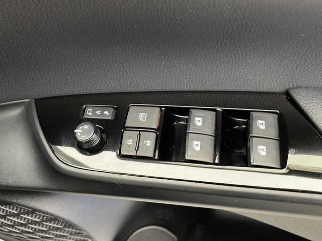 トヨタ プリウス Sセーフティプラス 長野県 2018(平30)年 7.8万km ホワイトパールクリスタルシャイン 4WD/社外SDナビ/Bluetooth／CD/DVD／フルセグTV/バックカメラ/ETC/前方ドラレコ/横滑り防止装置/衝突軽減システム/レーンキープアシスト/盗難防止装置/前後コーナーセンサー/クルーズコントロール/社外15インチ冬タイヤ装着/純正夏タイヤ4本AW付積み込み/純正フロアマット/ドアバイザー/純正エンジンスターター/LEDヘッドライト/スマートキー