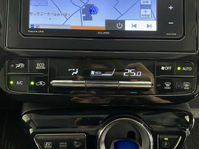 トヨタ プリウス Sセーフティプラス 長野県 2018(平30)年 7.8万km ホワイトパールクリスタルシャイン 4WD/社外SDナビ/Bluetooth／CD/DVD／フルセグTV/バックカメラ/ETC/前方ドラレコ/横滑り防止装置/衝突軽減システム/レーンキープアシスト/盗難防止装置/前後コーナーセンサー/クルーズコントロール/社外15インチ冬タイヤ装着/純正夏タイヤ4本AW付積み込み/純正フロアマット/ドアバイザー/純正エンジンスターター/LEDヘッドライト/スマートキー