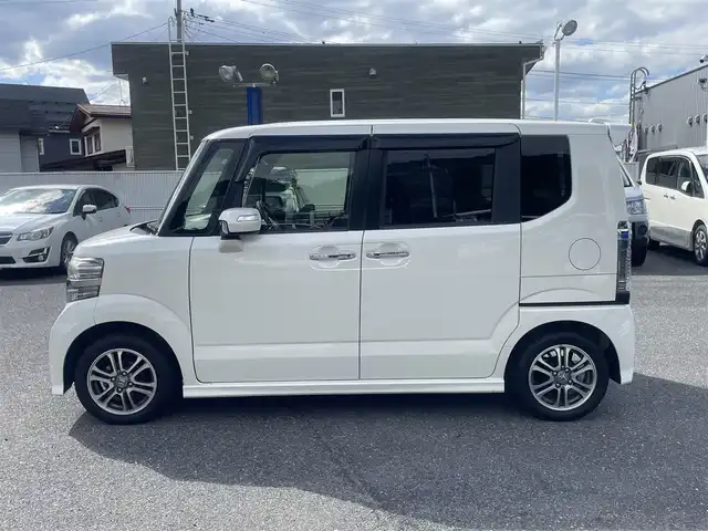 ホンダ Ｎ ＢＯＸ カスタム G Lパッケージ 山形県 2015(平27)年 9.6万km プレミアムホワイトパールⅡ (株)IDOMが運営する【じしゃロン山形店】の自社ローン専用車両になります。/こちらは現金またはオートローンご利用時の価格です。/自社ローンご希望の方は別途その旨お申付け下さい。/Gathersナビ/【ワンセグ/CD/FM/AM/Bluetooth】/片側パワースライドドア/バックカメラ/ステアリングスイッチ/AUTOミラー/ウィンカーミラー/フォグランプ/後席サンシェード/背面テーブル/スマートキー/プッシュスタート/ディスチャージヘッドライト