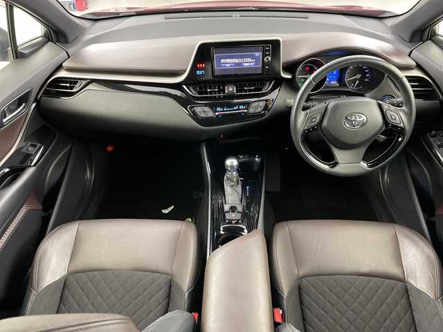 トヨタ Ｃ－ＨＲ G 愛知県 2017(平29)年 6.9万km センシュアルレッドマイカ 禁煙車/純正7インチナビ/（CD/DVD/Bluetooth/フルセグTV/SD)/バックカメラ/トヨタセーフティセンス/・プリクラッシュセーフティ/・レーンディパーチャーアラート/・オートマチックハイビーム/・レーダークルーズコントロール/・ブラインドスポットモニター/・ふらつき警報機能/ETC/ハーフレザーシート/シートヒーター/純正18インチアルミホイール/スマートキー/スペアキー1本/プッシュスタート/LEDヘッドライト/フロントフォグランプ/オートライト/純正フロアマット/横滑り防止装置/電動格納ミラー/ステアリングスイッチ/ドアバイザー