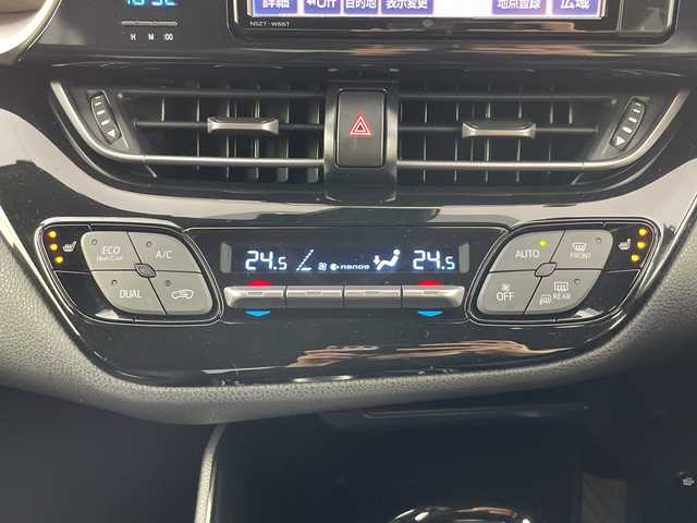 トヨタ Ｃ－ＨＲ G 愛知県 2017(平29)年 6.9万km センシュアルレッドマイカ 禁煙車/純正7インチナビ/（CD/DVD/Bluetooth/フルセグTV/SD)/バックカメラ/トヨタセーフティセンス/・プリクラッシュセーフティ/・レーンディパーチャーアラート/・オートマチックハイビーム/・レーダークルーズコントロール/・ブラインドスポットモニター/・ふらつき警報機能/ETC/ハーフレザーシート/シートヒーター/純正18インチアルミホイール/スマートキー/スペアキー1本/プッシュスタート/LEDヘッドライト/フロントフォグランプ/オートライト/純正フロアマット/横滑り防止装置/電動格納ミラー/ステアリングスイッチ/ドアバイザー