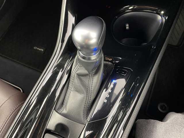 トヨタ Ｃ－ＨＲ G 愛知県 2017(平29)年 6.9万km センシュアルレッドマイカ 禁煙車/純正7インチナビ/（CD/DVD/Bluetooth/フルセグTV/SD)/バックカメラ/トヨタセーフティセンス/・プリクラッシュセーフティ/・レーンディパーチャーアラート/・オートマチックハイビーム/・レーダークルーズコントロール/・ブラインドスポットモニター/・ふらつき警報機能/ETC/ハーフレザーシート/シートヒーター/純正18インチアルミホイール/スマートキー/スペアキー1本/プッシュスタート/LEDヘッドライト/フロントフォグランプ/オートライト/純正フロアマット/横滑り防止装置/電動格納ミラー/ステアリングスイッチ/ドアバイザー