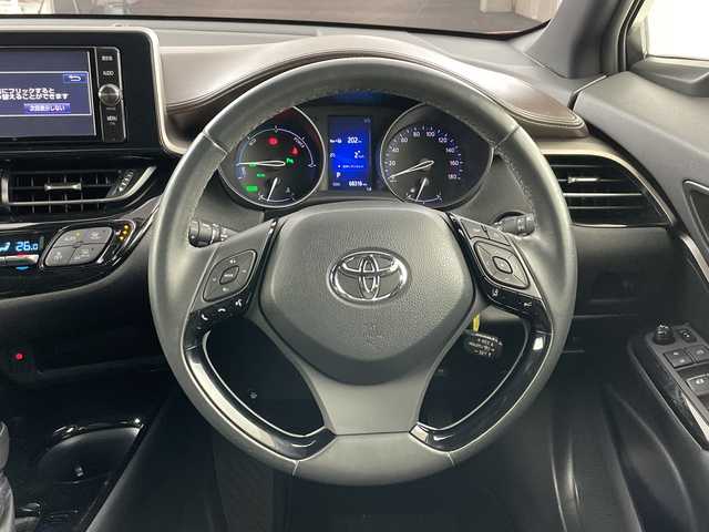 トヨタ Ｃ－ＨＲ G 愛知県 2017(平29)年 6.9万km センシュアルレッドマイカ 禁煙車/純正7インチナビ/（CD/DVD/Bluetooth/フルセグTV/SD)/バックカメラ/トヨタセーフティセンス/・プリクラッシュセーフティ/・レーンディパーチャーアラート/・オートマチックハイビーム/・レーダークルーズコントロール/・ブラインドスポットモニター/・ふらつき警報機能/ETC/ハーフレザーシート/シートヒーター/純正18インチアルミホイール/スマートキー/スペアキー1本/プッシュスタート/LEDヘッドライト/フロントフォグランプ/オートライト/純正フロアマット/横滑り防止装置/電動格納ミラー/ステアリングスイッチ/ドアバイザー