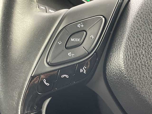 トヨタ Ｃ－ＨＲ G 愛知県 2017(平29)年 6.9万km センシュアルレッドマイカ 禁煙車/純正7インチナビ/（CD/DVD/Bluetooth/フルセグTV/SD)/バックカメラ/トヨタセーフティセンス/・プリクラッシュセーフティ/・レーンディパーチャーアラート/・オートマチックハイビーム/・レーダークルーズコントロール/・ブラインドスポットモニター/・ふらつき警報機能/ETC/ハーフレザーシート/シートヒーター/純正18インチアルミホイール/スマートキー/スペアキー1本/プッシュスタート/LEDヘッドライト/フロントフォグランプ/オートライト/純正フロアマット/横滑り防止装置/電動格納ミラー/ステアリングスイッチ/ドアバイザー