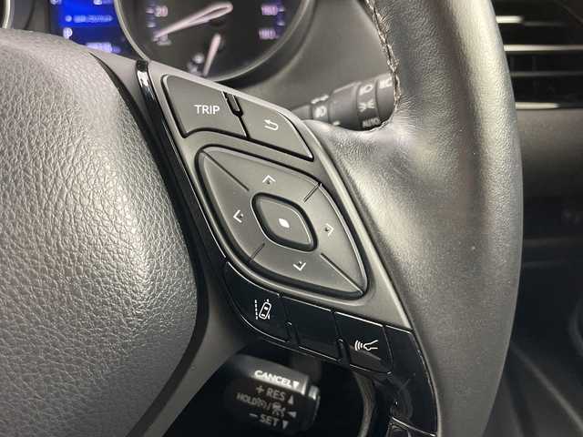 トヨタ Ｃ－ＨＲ G 愛知県 2017(平29)年 6.9万km センシュアルレッドマイカ 禁煙車/純正7インチナビ/（CD/DVD/Bluetooth/フルセグTV/SD)/バックカメラ/トヨタセーフティセンス/・プリクラッシュセーフティ/・レーンディパーチャーアラート/・オートマチックハイビーム/・レーダークルーズコントロール/・ブラインドスポットモニター/・ふらつき警報機能/ETC/ハーフレザーシート/シートヒーター/純正18インチアルミホイール/スマートキー/スペアキー1本/プッシュスタート/LEDヘッドライト/フロントフォグランプ/オートライト/純正フロアマット/横滑り防止装置/電動格納ミラー/ステアリングスイッチ/ドアバイザー