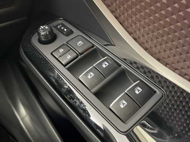 トヨタ Ｃ－ＨＲ G 愛知県 2017(平29)年 6.9万km センシュアルレッドマイカ 禁煙車/純正7インチナビ/（CD/DVD/Bluetooth/フルセグTV/SD)/バックカメラ/トヨタセーフティセンス/・プリクラッシュセーフティ/・レーンディパーチャーアラート/・オートマチックハイビーム/・レーダークルーズコントロール/・ブラインドスポットモニター/・ふらつき警報機能/ETC/ハーフレザーシート/シートヒーター/純正18インチアルミホイール/スマートキー/スペアキー1本/プッシュスタート/LEDヘッドライト/フロントフォグランプ/オートライト/純正フロアマット/横滑り防止装置/電動格納ミラー/ステアリングスイッチ/ドアバイザー