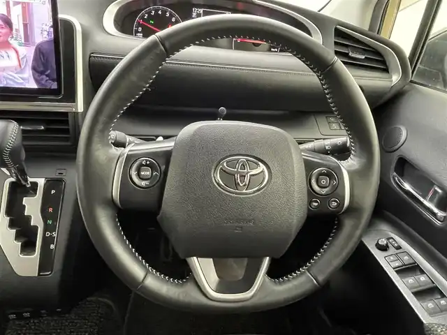 トヨタ シエンタ ファンベースG 熊本県 2021(令3)年 4.2万km ベージュ ワンオーナー　/禁煙車　/社外9インチナビ（ＣＤ・ＤＶＤ・フルセグ・ＢＴ・ＳＤ・ＵＳＢ）/全周囲カメラ　/純正後方ドライブレコーダー　/両側パワースライドドア　/前席シートヒーター　/ステアリングヒーター/プリクラッシュセーフティ/レーンディパーチャーアラート/横滑り防止/アイドリングストップ/パーキングサポート/純正フロアマット/社外１５インチAW/オートライト/オートマチックハイビーム/LEDヘッドライト/フォグライト/スマートキー/プッシュスタート/スペアキー1本/保証書/取扱説明書