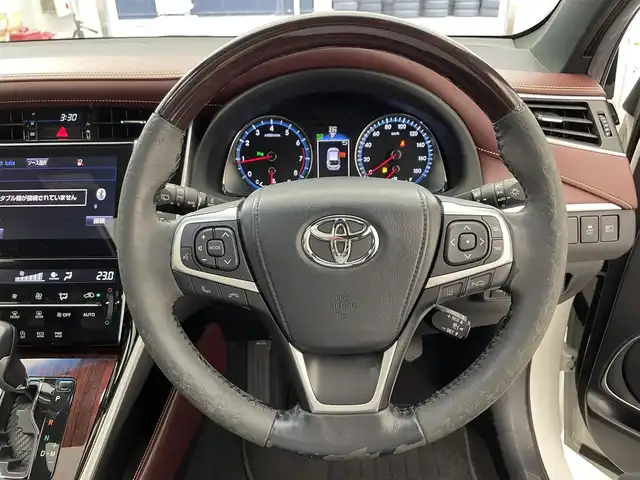 トヨタ ハリアー プレミアム アドバンスドP 滋賀県 2016(平28)年 9.5万km ホワイトパールクリスタルシャイン 禁煙車/サンルーフ/純正9型ナビ/（CD/DVD/フルセグTV/BT/SD/AUX/USB/FM/AM）/トヨタセーフティセンス/・プリクラッシュセーフティ/・レーンディパーチャーアラート/・レーダークルーズコントロール/・オートマチックハイビーム/JBLサウンド/バック/サイドカメラ/ビルトインETC/パワーバックドア/ハーフレザーシート/ウッドコンビステアリング/D席パワーシート/デュアルエアコン/社外フロアマット/純正18インチAW