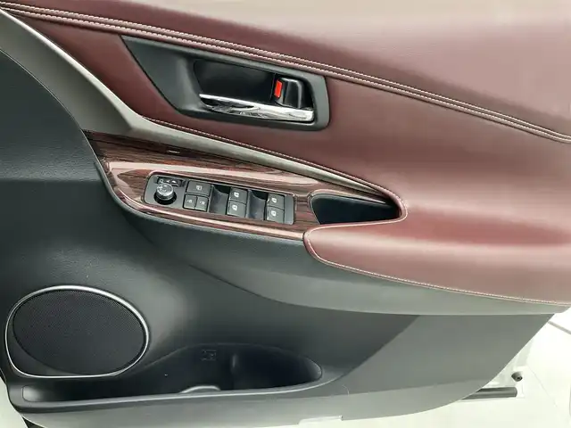 トヨタ ハリアー プレミアム アドバンスドP 滋賀県 2016(平28)年 9.5万km ホワイトパールクリスタルシャイン 禁煙車/サンルーフ/純正9型ナビ/（CD/DVD/フルセグTV/BT/SD/AUX/USB/FM/AM）/トヨタセーフティセンス/・プリクラッシュセーフティ/・レーンディパーチャーアラート/・レーダークルーズコントロール/・オートマチックハイビーム/JBLサウンド/バック/サイドカメラ/ビルトインETC/パワーバックドア/ハーフレザーシート/ウッドコンビステアリング/D席パワーシート/デュアルエアコン/社外フロアマット/純正18インチAW