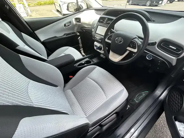 トヨタ プリウス S 福島県 2016(平28)年 7.7万km グレーメタリック ワンオーナー/トヨタセーフティセンス/純正SDナビ/　【フルセグ/CD/DVD/BT/AUX/SD】/バックカメラ/ステアリングリモコン/レーダークルーズコントロール/ビルトインETC/純正ドアバイザー/純正フロアマット/LEDヘッドライト（AUTO機能付き）/　・フォグランプ/オートマチックハイビーム/横滑り防止機能/レーンキープアシスト/アイドリングストップ