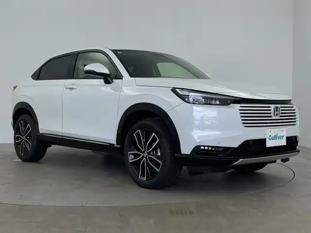 ホンダ ヴェゼル ハイブリッド e:HEV Z 鹿児島県 2025(令7)年 0.1千km パール 登録済未使用車/HondaSENSING/・衝突軽減ブレーキ/・誤発信抑制機能/・車線維持支援システム/・先行車発進お知らせ機能/・路外逸脱抑制機能/・トラフィックジャムアシスト/・渋滞追従機能付きアダプティブクルーズコントロール/・ブラインドスポットインフォメーション/純正ディスプレイオーディオ/(BT/Applecarplay/Androidauto/AM/FM/フルセグTV)/パドルシフト/純正ビルトインETC2.0/チップアップシート/ハーフレザーシート/前席シートヒーター/パワーバックドア/純正18インチアルミホイール/前後コーナーセンサー/オートマチックハイビーム/純正LEDヘッドライト