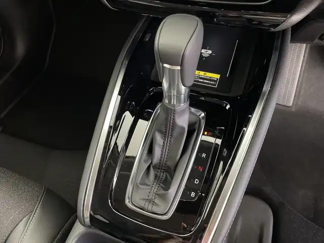 ホンダ ヴェゼル ハイブリッド e:HEV Z 鹿児島県 2025(令7)年 0.1千km パール 登録済未使用車/HondaSENSING/・衝突軽減ブレーキ/・誤発信抑制機能/・車線維持支援システム/・先行車発進お知らせ機能/・路外逸脱抑制機能/・トラフィックジャムアシスト/・渋滞追従機能付きアダプティブクルーズコントロール/・ブラインドスポットインフォメーション/純正ディスプレイオーディオ/(BT/Applecarplay/Androidauto/AM/FM/フルセグTV)/パドルシフト/純正ビルトインETC2.0/チップアップシート/ハーフレザーシート/前席シートヒーター/パワーバックドア/純正18インチアルミホイール/前後コーナーセンサー/オートマチックハイビーム/純正LEDヘッドライト