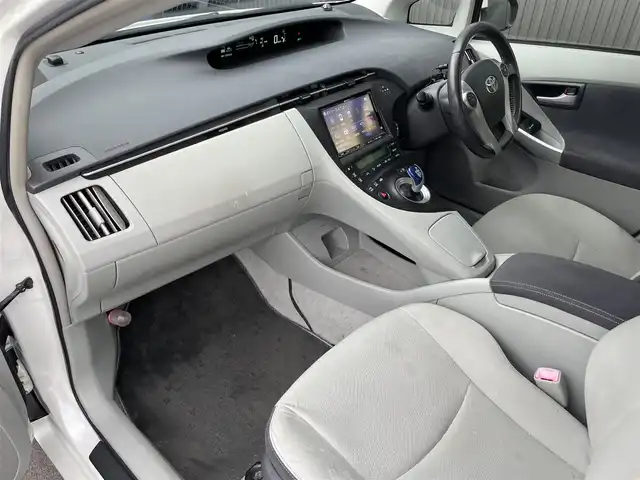 トヨタ プリウス S　LEDエディション 滋賀県 2011(平23)年 12.9万km ホワイトパールクリスタルシャイン ALPINE8インチナビ/・フルセグTV/・CD/・DVD/・SD/バックカメラ/クルーズコントロール/LEDヘッドライト/オートライト/ビルトインETC/スマートキー/スペアキー/ETC/ステアリングリモコン
