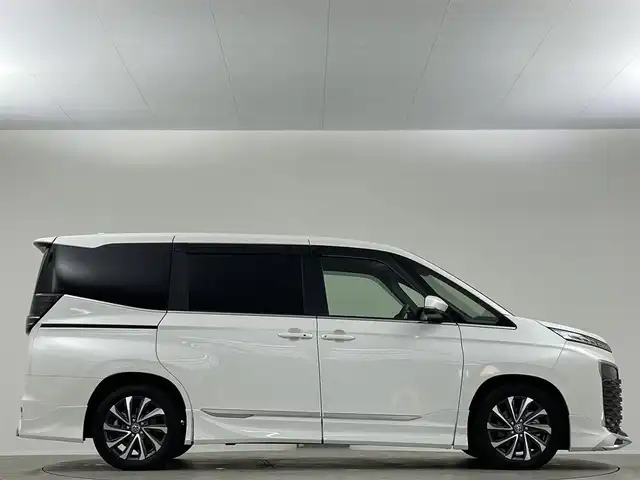 トヨタ ヴォクシー S－Z 埼玉県 2024(令6)年 1.4万km ホワイトパールクリスタルシャイン 禁煙車　快適利便ＰＫＧ　モデリスタエアロ　３眼ヘッドライト　純正１０．５型ナビ　ＣＤ　ＤＶＤ　ＢＴ　ＨＤＭＩ　ＥＴＣ２．０　アダプティブハイビーム　シートヒーター　バックカメラ　電動リアゲート