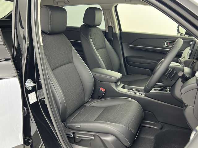 ホンダ ヴェゼル ハイブリッド e:HEV Z 熊本県 2025(令7)年 0.1千km クリスタルブラックパール ・純正９インチメモリナビ/・BT/USB/フルセグTV/・バックカメラ/・ホンダセンシング/・衝突軽減ブレーキ/・路外逸脱抑制機能/・クリアランスソナー/・横滑り防止装置/・ブラインドスポットモニター/・アダプティブクルーズコントロール/・ダウンヒルアシストコントロール/・前後コーナーセンサー/・パドルシフト/・パワーバックドア/・前席シートヒーター/・ステアリングヒーター/・ハーフレザーシート/・置くだけ充電/・オートマチックハイビーム/・LEDヘッドライト/・オートライト/・フォグランプ/・ETC2.0/・純正１８インチアルミホイール/・スマートキー/・スペアキー/・W＋サイドエアバッグ/・カーテンエアバッグ