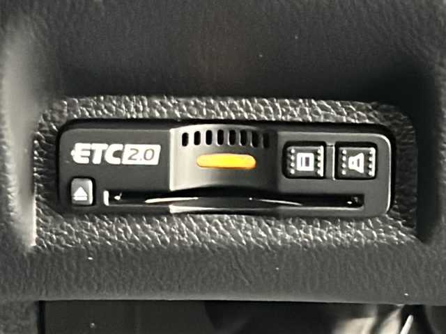 ホンダ ヴェゼル ハイブリッド e:HEV Z 熊本県 2025(令7)年 0.1千km クリスタルブラックパール ・純正９インチメモリナビ/・BT/USB/フルセグTV/・バックカメラ/・ホンダセンシング/・衝突軽減ブレーキ/・路外逸脱抑制機能/・クリアランスソナー/・横滑り防止装置/・ブラインドスポットモニター/・アダプティブクルーズコントロール/・ダウンヒルアシストコントロール/・前後コーナーセンサー/・パドルシフト/・パワーバックドア/・前席シートヒーター/・ステアリングヒーター/・ハーフレザーシート/・置くだけ充電/・オートマチックハイビーム/・LEDヘッドライト/・オートライト/・フォグランプ/・ETC2.0/・純正１８インチアルミホイール/・スマートキー/・スペアキー/・W＋サイドエアバッグ/・カーテンエアバッグ