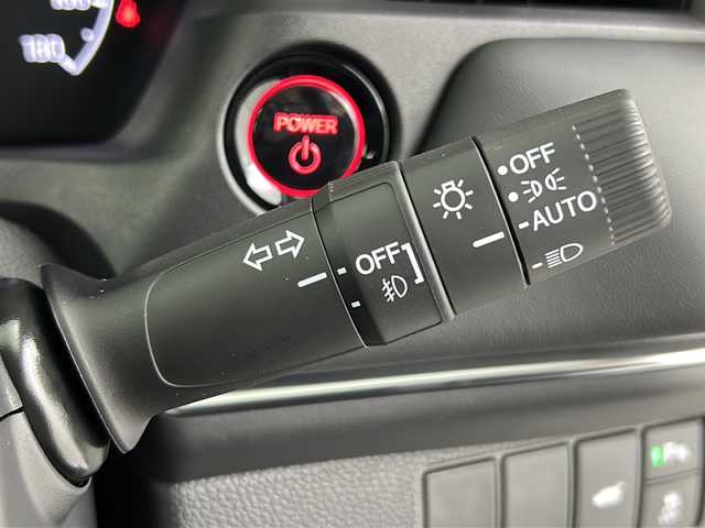 ホンダ ヴェゼル ハイブリッド e:HEV Z 熊本県 2025(令7)年 0.1千km クリスタルブラックパール ・純正９インチメモリナビ/・BT/USB/フルセグTV/・バックカメラ/・ホンダセンシング/・衝突軽減ブレーキ/・路外逸脱抑制機能/・クリアランスソナー/・横滑り防止装置/・ブラインドスポットモニター/・アダプティブクルーズコントロール/・ダウンヒルアシストコントロール/・前後コーナーセンサー/・パドルシフト/・パワーバックドア/・前席シートヒーター/・ステアリングヒーター/・ハーフレザーシート/・置くだけ充電/・オートマチックハイビーム/・LEDヘッドライト/・オートライト/・フォグランプ/・ETC2.0/・純正１８インチアルミホイール/・スマートキー/・スペアキー/・W＋サイドエアバッグ/・カーテンエアバッグ