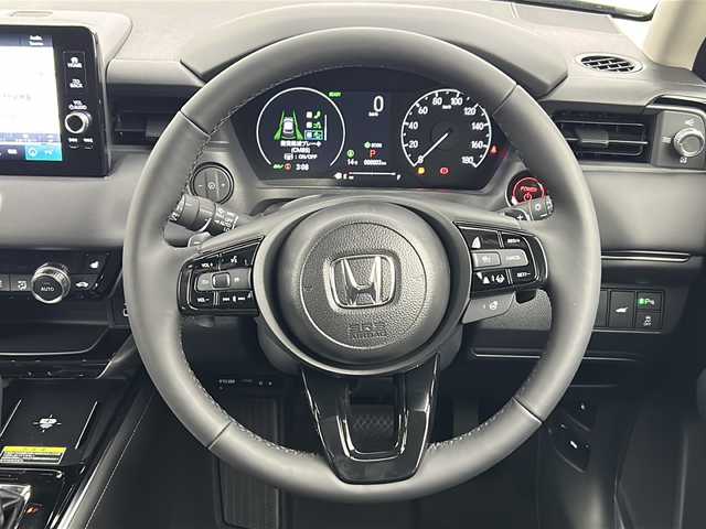 ホンダ ヴェゼル ハイブリッド e:HEV Z 熊本県 2025(令7)年 0.1千km クリスタルブラックパール ・純正９インチメモリナビ/・BT/USB/フルセグTV/・バックカメラ/・ホンダセンシング/・衝突軽減ブレーキ/・路外逸脱抑制機能/・クリアランスソナー/・横滑り防止装置/・ブラインドスポットモニター/・アダプティブクルーズコントロール/・ダウンヒルアシストコントロール/・前後コーナーセンサー/・パドルシフト/・パワーバックドア/・前席シートヒーター/・ステアリングヒーター/・ハーフレザーシート/・置くだけ充電/・オートマチックハイビーム/・LEDヘッドライト/・オートライト/・フォグランプ/・ETC2.0/・純正１８インチアルミホイール/・スマートキー/・スペアキー/・W＋サイドエアバッグ/・カーテンエアバッグ