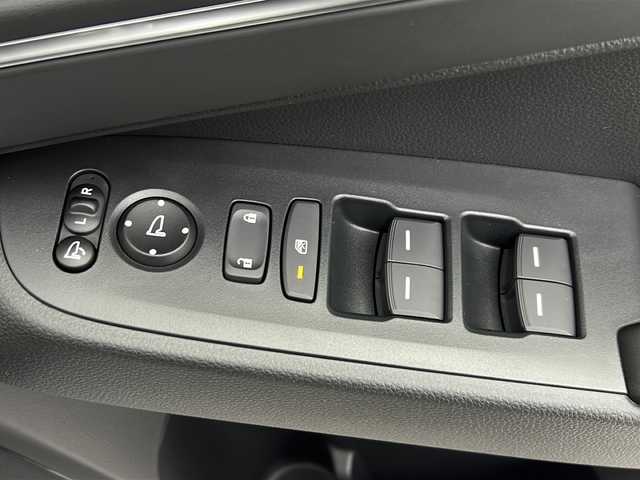 ホンダ ヴェゼル ハイブリッド e:HEV Z 熊本県 2025(令7)年 0.1千km クリスタルブラックパール ・純正９インチメモリナビ/・BT/USB/フルセグTV/・バックカメラ/・ホンダセンシング/・衝突軽減ブレーキ/・路外逸脱抑制機能/・クリアランスソナー/・横滑り防止装置/・ブラインドスポットモニター/・アダプティブクルーズコントロール/・ダウンヒルアシストコントロール/・前後コーナーセンサー/・パドルシフト/・パワーバックドア/・前席シートヒーター/・ステアリングヒーター/・ハーフレザーシート/・置くだけ充電/・オートマチックハイビーム/・LEDヘッドライト/・オートライト/・フォグランプ/・ETC2.0/・純正１８インチアルミホイール/・スマートキー/・スペアキー/・W＋サイドエアバッグ/・カーテンエアバッグ