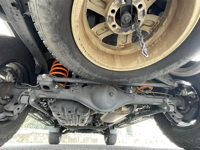 トヨタ ランドクルーザー プラド TX Lパッケージ 千葉県 2017(平29)年 2.1万km ホワイトパールクリスタルシャイン AIS検査済み/RAYSチームデイトナFDXアルミホイール/BFグッドリッチM/T KM2ホワイトレタータイヤ/リフトアップキット（フロント40ミリリア20ミリ）（社外）/ルーフラック/フロントカメラ＋モニターセット（社外）/サンルーフ/SDナビ/フルセグ/バックカメラ/ベージュ革シート/前席パワーシート/シートヒーター/電動格納サードシート/クルーズコントロール/ETC/JAOSオーバーフェンダー（社外）/JAOSフェンダーガーニッシュ（社外）/ウッド調ステアリング（社外）/【2406037343】/【社外パーツ取付有】