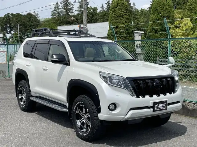 トヨタ ランドクルーザー プラド TX Lパッケージ 千葉県 2017(平29)年 2.1万km ホワイトパールクリスタルシャイン AIS検査済み/RAYSチームデイトナFDXアルミホイール/BFグッドリッチM/T KM2ホワイトレタータイヤ/リフトアップキット（フロント40ミリリア20ミリ）（社外）/ルーフラック/フロントカメラ＋モニターセット（社外）/サンルーフ/SDナビ/フルセグ/バックカメラ/ベージュ革シート/前席パワーシート/シートヒーター/電動格納サードシート/クルーズコントロール/ETC/JAOSオーバーフェンダー（社外）/JAOSフェンダーガーニッシュ（社外）/ウッド調ステアリング（社外）/【2406037343】/【社外パーツ取付有】