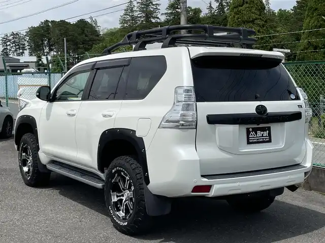 トヨタ ランドクルーザー プラド TX Lパッケージ 千葉県 2017(平29)年 2.1万km ホワイトパールクリスタルシャイン AIS検査済み/RAYSチームデイトナFDXアルミホイール/BFグッドリッチM/T KM2ホワイトレタータイヤ/リフトアップキット（フロント40ミリリア20ミリ）（社外）/ルーフラック/フロントカメラ＋モニターセット（社外）/サンルーフ/SDナビ/フルセグ/バックカメラ/ベージュ革シート/前席パワーシート/シートヒーター/電動格納サードシート/クルーズコントロール/ETC/JAOSオーバーフェンダー（社外）/JAOSフェンダーガーニッシュ（社外）/ウッド調ステアリング（社外）/【2406037343】/【社外パーツ取付有】