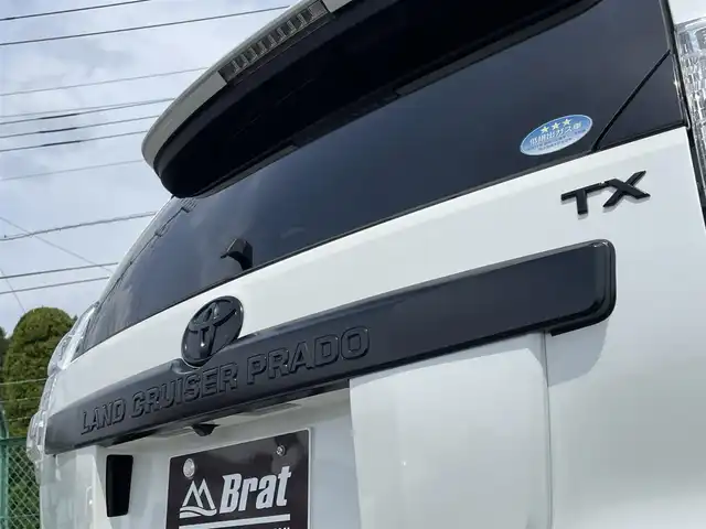 トヨタ ランドクルーザー プラド TX Lパッケージ 千葉県 2017(平29)年 2.1万km ホワイトパールクリスタルシャイン AIS検査済み/RAYSチームデイトナFDXアルミホイール/BFグッドリッチM/T KM2ホワイトレタータイヤ/リフトアップキット（フロント40ミリリア20ミリ）（社外）/ルーフラック/フロントカメラ＋モニターセット（社外）/サンルーフ/SDナビ/フルセグ/バックカメラ/ベージュ革シート/前席パワーシート/シートヒーター/電動格納サードシート/クルーズコントロール/ETC/JAOSオーバーフェンダー（社外）/JAOSフェンダーガーニッシュ（社外）/ウッド調ステアリング（社外）/【2406037343】/【社外パーツ取付有】