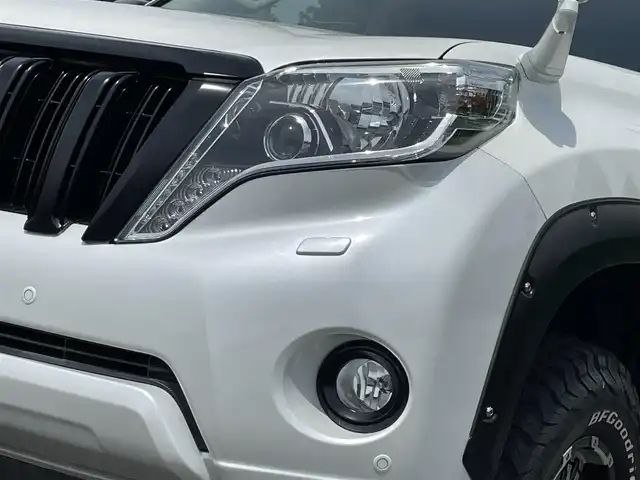 トヨタ ランドクルーザー プラド TX Lパッケージ 千葉県 2017(平29)年 2.1万km ホワイトパールクリスタルシャイン AIS検査済み/RAYSチームデイトナFDXアルミホイール/BFグッドリッチM/T KM2ホワイトレタータイヤ/リフトアップキット（フロント40ミリリア20ミリ）（社外）/ルーフラック/フロントカメラ＋モニターセット（社外）/サンルーフ/SDナビ/フルセグ/バックカメラ/ベージュ革シート/前席パワーシート/シートヒーター/電動格納サードシート/クルーズコントロール/ETC/JAOSオーバーフェンダー（社外）/JAOSフェンダーガーニッシュ（社外）/ウッド調ステアリング（社外）/【2406037343】/【社外パーツ取付有】