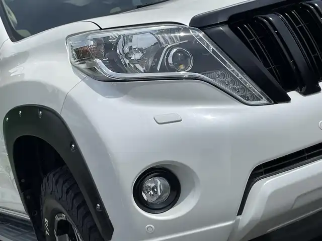 トヨタ ランドクルーザー プラド TX Lパッケージ 千葉県 2017(平29)年 2.1万km ホワイトパールクリスタルシャイン AIS検査済み/RAYSチームデイトナFDXアルミホイール/BFグッドリッチM/T KM2ホワイトレタータイヤ/リフトアップキット（フロント40ミリリア20ミリ）（社外）/ルーフラック/フロントカメラ＋モニターセット（社外）/サンルーフ/SDナビ/フルセグ/バックカメラ/ベージュ革シート/前席パワーシート/シートヒーター/電動格納サードシート/クルーズコントロール/ETC/JAOSオーバーフェンダー（社外）/JAOSフェンダーガーニッシュ（社外）/ウッド調ステアリング（社外）/【2406037343】/【社外パーツ取付有】