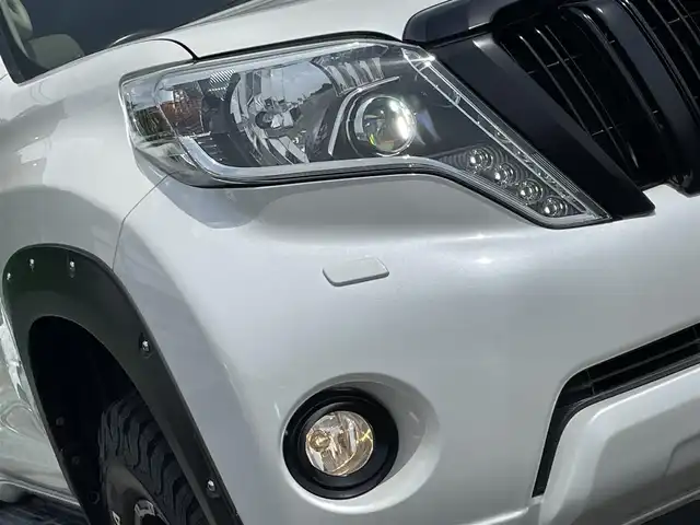 トヨタ ランドクルーザー プラド TX Lパッケージ 千葉県 2017(平29)年 2.1万km ホワイトパールクリスタルシャイン AIS検査済み/RAYSチームデイトナFDXアルミホイール/BFグッドリッチM/T KM2ホワイトレタータイヤ/リフトアップキット（フロント40ミリリア20ミリ）（社外）/ルーフラック/フロントカメラ＋モニターセット（社外）/サンルーフ/SDナビ/フルセグ/バックカメラ/ベージュ革シート/前席パワーシート/シートヒーター/電動格納サードシート/クルーズコントロール/ETC/JAOSオーバーフェンダー（社外）/JAOSフェンダーガーニッシュ（社外）/ウッド調ステアリング（社外）/【2406037343】/【社外パーツ取付有】