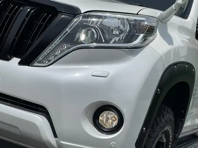 トヨタ ランドクルーザー プラド TX Lパッケージ 千葉県 2017(平29)年 2.1万km ホワイトパールクリスタルシャイン AIS検査済み/RAYSチームデイトナFDXアルミホイール/BFグッドリッチM/T KM2ホワイトレタータイヤ/リフトアップキット（フロント40ミリリア20ミリ）（社外）/ルーフラック/フロントカメラ＋モニターセット（社外）/サンルーフ/SDナビ/フルセグ/バックカメラ/ベージュ革シート/前席パワーシート/シートヒーター/電動格納サードシート/クルーズコントロール/ETC/JAOSオーバーフェンダー（社外）/JAOSフェンダーガーニッシュ（社外）/ウッド調ステアリング（社外）/【2406037343】/【社外パーツ取付有】