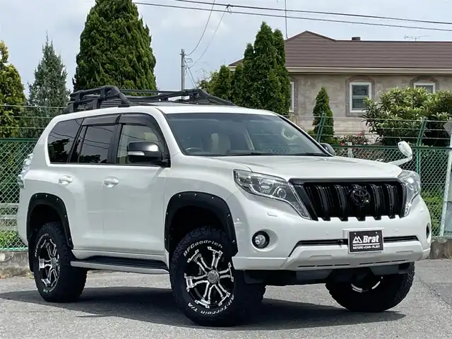 トヨタ ランドクルーザー プラド TX Lパッケージ 千葉県 2017(平29)年 2.1万km ホワイトパールクリスタルシャイン AIS検査済み/RAYSチームデイトナFDXアルミホイール/BFグッドリッチM/T KM2ホワイトレタータイヤ/リフトアップキット（フロント40ミリリア20ミリ）（社外）/ルーフラック/フロントカメラ＋モニターセット（社外）/サンルーフ/SDナビ/フルセグ/バックカメラ/ベージュ革シート/前席パワーシート/シートヒーター/電動格納サードシート/クルーズコントロール/ETC/JAOSオーバーフェンダー（社外）/JAOSフェンダーガーニッシュ（社外）/ウッド調ステアリング（社外）/【2406037343】/【社外パーツ取付有】