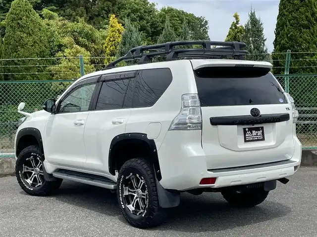 トヨタ ランドクルーザー プラド TX Lパッケージ 千葉県 2017(平29)年 2.1万km ホワイトパールクリスタルシャイン AIS検査済み/RAYSチームデイトナFDXアルミホイール/BFグッドリッチM/T KM2ホワイトレタータイヤ/リフトアップキット（フロント40ミリリア20ミリ）（社外）/ルーフラック/フロントカメラ＋モニターセット（社外）/サンルーフ/SDナビ/フルセグ/バックカメラ/ベージュ革シート/前席パワーシート/シートヒーター/電動格納サードシート/クルーズコントロール/ETC/JAOSオーバーフェンダー（社外）/JAOSフェンダーガーニッシュ（社外）/ウッド調ステアリング（社外）/【2406037343】/【社外パーツ取付有】