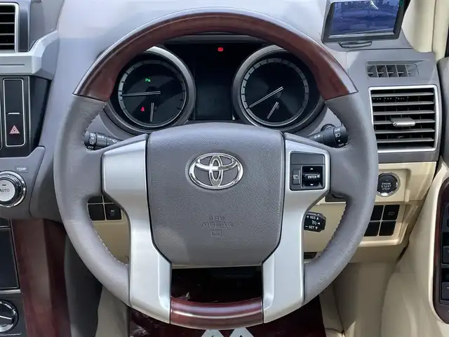 トヨタ ランドクルーザー プラド TX Lパッケージ 千葉県 2017(平29)年 2.1万km ホワイトパールクリスタルシャイン AIS検査済み/RAYSチームデイトナFDXアルミホイール/BFグッドリッチM/T KM2ホワイトレタータイヤ/リフトアップキット（フロント40ミリリア20ミリ）（社外）/ルーフラック/フロントカメラ＋モニターセット（社外）/サンルーフ/SDナビ/フルセグ/バックカメラ/ベージュ革シート/前席パワーシート/シートヒーター/電動格納サードシート/クルーズコントロール/ETC/JAOSオーバーフェンダー（社外）/JAOSフェンダーガーニッシュ（社外）/ウッド調ステアリング（社外）/【2406037343】/【社外パーツ取付有】