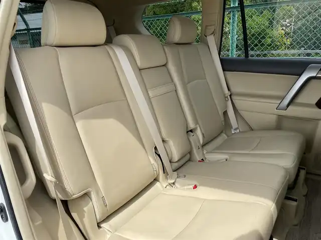 トヨタ ランドクルーザー プラド TX Lパッケージ 千葉県 2017(平29)年 2.1万km ホワイトパールクリスタルシャイン AIS検査済み/RAYSチームデイトナFDXアルミホイール/BFグッドリッチM/T KM2ホワイトレタータイヤ/リフトアップキット（フロント40ミリリア20ミリ）（社外）/ルーフラック/フロントカメラ＋モニターセット（社外）/サンルーフ/SDナビ/フルセグ/バックカメラ/ベージュ革シート/前席パワーシート/シートヒーター/電動格納サードシート/クルーズコントロール/ETC/JAOSオーバーフェンダー（社外）/JAOSフェンダーガーニッシュ（社外）/ウッド調ステアリング（社外）/【2406037343】/【社外パーツ取付有】