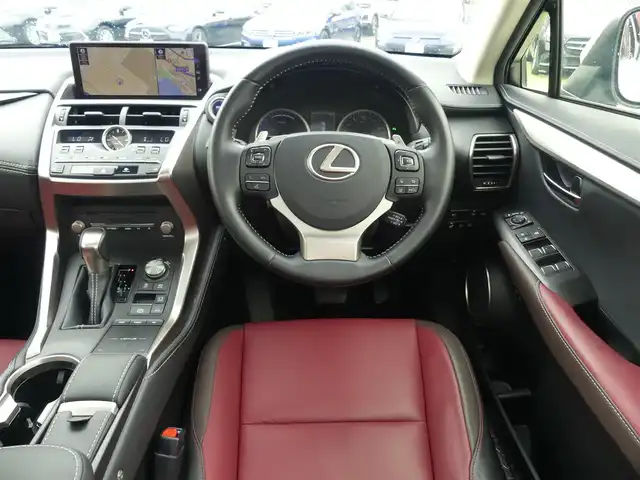 レクサス ＮＸ 300h Iパッケージ 千葉県 2019(平31)年 4.4万km ソニッククォーツ Lexus Safety System+/・プリクラッシュセーフティ/・レーンディパーチャーアラート/・オートハイビーム/・レーダークルーズコントロール/・ブラインドスポットモニター/アイドリングストップ/パワーバックドア/パノラマガラスルーフ/純正SDナビ/地デジTV/【DVD/CD再生機能　Bluetooth接続】/パノラミックビューモニター/リバース連動ドアミラー（左/右）/革巻きステアリング/ステアリングヒーター/ステアリングスイッチ/パドルシフト/前席パワーシート/シートヒーター/ETC（2.0）/LEDヘッドライト/LEDフォグライト/ウインカーミラー/クリアランスソナー/純正18インチアルミホイル/サイド/カーテンエアバッグ/スマートキー