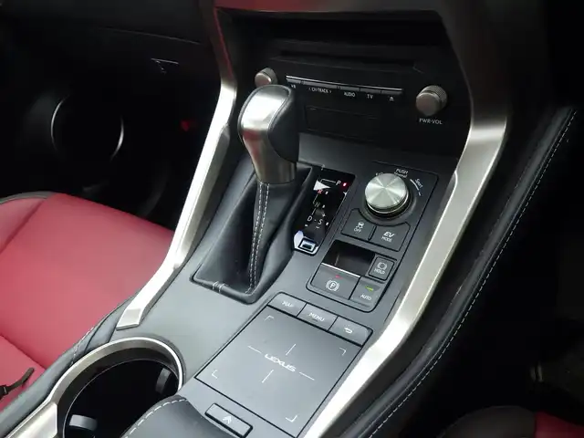 レクサス ＮＸ 300h Iパッケージ 千葉県 2019(平31)年 4.4万km ソニッククォーツ Lexus Safety System+/・プリクラッシュセーフティ/・レーンディパーチャーアラート/・オートハイビーム/・レーダークルーズコントロール/・ブラインドスポットモニター/アイドリングストップ/パワーバックドア/パノラマガラスルーフ/純正SDナビ/地デジTV/【DVD/CD再生機能　Bluetooth接続】/パノラミックビューモニター/リバース連動ドアミラー（左/右）/革巻きステアリング/ステアリングヒーター/ステアリングスイッチ/パドルシフト/前席パワーシート/シートヒーター/ETC（2.0）/LEDヘッドライト/LEDフォグライト/ウインカーミラー/クリアランスソナー/純正18インチアルミホイル/サイド/カーテンエアバッグ/スマートキー