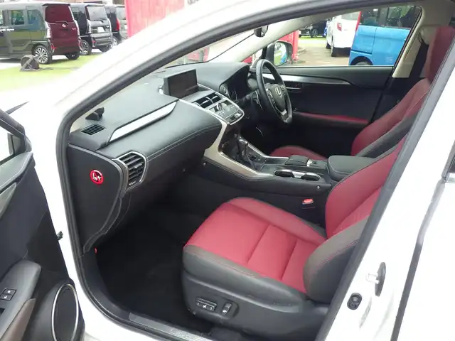 レクサス ＮＸ 300h Iパッケージ 千葉県 2019(平31)年 4.4万km ソニッククォーツ Lexus Safety System+/・プリクラッシュセーフティ/・レーンディパーチャーアラート/・オートハイビーム/・レーダークルーズコントロール/・ブラインドスポットモニター/アイドリングストップ/パワーバックドア/パノラマガラスルーフ/純正SDナビ/地デジTV/【DVD/CD再生機能　Bluetooth接続】/パノラミックビューモニター/リバース連動ドアミラー（左/右）/革巻きステアリング/ステアリングヒーター/ステアリングスイッチ/パドルシフト/前席パワーシート/シートヒーター/ETC（2.0）/LEDヘッドライト/LEDフォグライト/ウインカーミラー/クリアランスソナー/純正18インチアルミホイル/サイド/カーテンエアバッグ/スマートキー