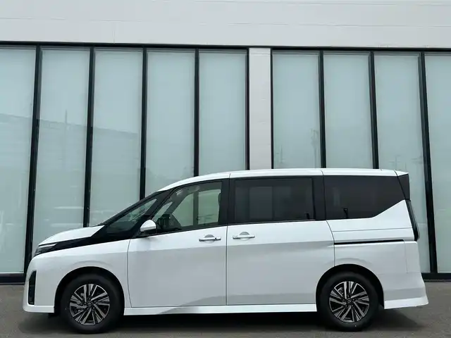 日産 セレナ e－パワー ハイウェイスター V 大阪府 2025(令7)年 0.1万km未満 プリズムホワイト 純正１２．３インチナビ/   フルセグTV/Bluetooth/USB/衝突軽減/ＢＳＭ/プロパイロット/全方位モニター/後席モニター/スマートルームミラー/両側パワースライドドア/アイドリングストップ/ワイヤレス充電/ドライブレコーダー/コーナーセンサー/純正16インチアルミホイール/純正フロアマット/スマートキー/ＥＴＣ/ＬＥＤライト