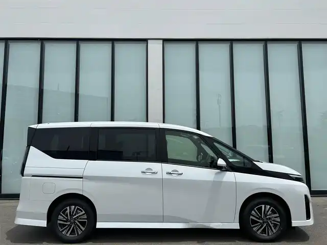 日産 セレナ e－パワー ハイウェイスター V 大阪府 2025(令7)年 0.1万km未満 プリズムホワイト 純正１２．３インチナビ/   フルセグTV/Bluetooth/USB/衝突軽減/ＢＳＭ/プロパイロット/全方位モニター/後席モニター/スマートルームミラー/両側パワースライドドア/アイドリングストップ/ワイヤレス充電/ドライブレコーダー/コーナーセンサー/純正16インチアルミホイール/純正フロアマット/スマートキー/ＥＴＣ/ＬＥＤライト