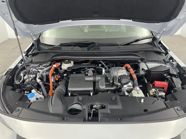 ホンダ ヴェゼル ハイブリッド e:HEV Z PLaYパッケージ 大分県 2025(令7)年 0.1千km パールⅡ 登録済未使用車/Honda SENSING/・衝突軽減ブレーキ（CMBS）/・誤発進抑制機能/・後方誤発進抑制機能/・近距離衝突軽減ブレーキ/・歩行者事故低減ステアリング/・路外逸脱抑制機能/・渋滞追従機能付アダプティブクルーズコントロール（ACC）/・車線維持支援システム（LKAS）/・トラフィックジャムアシスト（渋滞運転支援機能）/・先行車発進お知らせ機能/・標識認識機能/・オートハイビーム/・パーキングセンサーシステム/・アダプティブドライビングビーム/・ブラインドスポットインフォメーション/Honda CONNECTディスプレー/(フルセグTV、BT対応、USB、AM/FM/・AppleCarPlay、AndroidAuto)/ステアリングスイッチ/バックカメラ/ETC2.0車載器/ワイヤレス充電/ステアリングヒーター/パワーバックドア/横滑り防止装置/電動格納ミラー/ハーフレザーシート/・前席シートヒーター/オートブレーキホールド/オートライト/LEDヘッドライト/LEDフォグ/純正18インチアルミホイール/保証書、取説、スペアキー有り