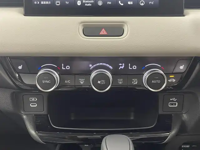 ホンダ ヴェゼル ハイブリッド e:HEV Z PLaYパッケージ 大分県 2025(令7)年 0.1千km パールⅡ 登録済未使用車/Honda SENSING/・衝突軽減ブレーキ（CMBS）/・誤発進抑制機能/・後方誤発進抑制機能/・近距離衝突軽減ブレーキ/・歩行者事故低減ステアリング/・路外逸脱抑制機能/・渋滞追従機能付アダプティブクルーズコントロール（ACC）/・車線維持支援システム（LKAS）/・トラフィックジャムアシスト（渋滞運転支援機能）/・先行車発進お知らせ機能/・標識認識機能/・オートハイビーム/・パーキングセンサーシステム/・アダプティブドライビングビーム/・ブラインドスポットインフォメーション/Honda CONNECTディスプレー/(フルセグTV、BT対応、USB、AM/FM/・AppleCarPlay、AndroidAuto)/ステアリングスイッチ/バックカメラ/ETC2.0車載器/ワイヤレス充電/ステアリングヒーター/パワーバックドア/横滑り防止装置/電動格納ミラー/ハーフレザーシート/・前席シートヒーター/オートブレーキホールド/オートライト/LEDヘッドライト/LEDフォグ/純正18インチアルミホイール/保証書、取説、スペアキー有り