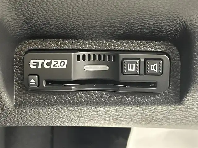 ホンダ ヴェゼル ハイブリッド e:HEV Z PLaYパッケージ 大分県 2025(令7)年 0.1千km パールⅡ 登録済未使用車/Honda SENSING/・衝突軽減ブレーキ（CMBS）/・誤発進抑制機能/・後方誤発進抑制機能/・近距離衝突軽減ブレーキ/・歩行者事故低減ステアリング/・路外逸脱抑制機能/・渋滞追従機能付アダプティブクルーズコントロール（ACC）/・車線維持支援システム（LKAS）/・トラフィックジャムアシスト（渋滞運転支援機能）/・先行車発進お知らせ機能/・標識認識機能/・オートハイビーム/・パーキングセンサーシステム/・アダプティブドライビングビーム/・ブラインドスポットインフォメーション/Honda CONNECTディスプレー/(フルセグTV、BT対応、USB、AM/FM/・AppleCarPlay、AndroidAuto)/ステアリングスイッチ/バックカメラ/ETC2.0車載器/ワイヤレス充電/ステアリングヒーター/パワーバックドア/横滑り防止装置/電動格納ミラー/ハーフレザーシート/・前席シートヒーター/オートブレーキホールド/オートライト/LEDヘッドライト/LEDフォグ/純正18インチアルミホイール/保証書、取説、スペアキー有り