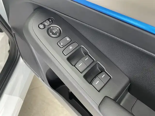 ホンダ ヴェゼル ハイブリッド e:HEV Z PLaYパッケージ 大分県 2025(令7)年 0.1千km パールⅡ 登録済未使用車/Honda SENSING/・衝突軽減ブレーキ（CMBS）/・誤発進抑制機能/・後方誤発進抑制機能/・近距離衝突軽減ブレーキ/・歩行者事故低減ステアリング/・路外逸脱抑制機能/・渋滞追従機能付アダプティブクルーズコントロール（ACC）/・車線維持支援システム（LKAS）/・トラフィックジャムアシスト（渋滞運転支援機能）/・先行車発進お知らせ機能/・標識認識機能/・オートハイビーム/・パーキングセンサーシステム/・アダプティブドライビングビーム/・ブラインドスポットインフォメーション/Honda CONNECTディスプレー/(フルセグTV、BT対応、USB、AM/FM/・AppleCarPlay、AndroidAuto)/ステアリングスイッチ/バックカメラ/ETC2.0車載器/ワイヤレス充電/ステアリングヒーター/パワーバックドア/横滑り防止装置/電動格納ミラー/ハーフレザーシート/・前席シートヒーター/オートブレーキホールド/オートライト/LEDヘッドライト/LEDフォグ/純正18インチアルミホイール/保証書、取説、スペアキー有り