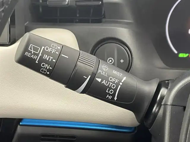 ホンダ ヴェゼル ハイブリッド e:HEV Z PLaYパッケージ 大分県 2025(令7)年 0.1千km パールⅡ 登録済未使用車/Honda SENSING/・衝突軽減ブレーキ（CMBS）/・誤発進抑制機能/・後方誤発進抑制機能/・近距離衝突軽減ブレーキ/・歩行者事故低減ステアリング/・路外逸脱抑制機能/・渋滞追従機能付アダプティブクルーズコントロール（ACC）/・車線維持支援システム（LKAS）/・トラフィックジャムアシスト（渋滞運転支援機能）/・先行車発進お知らせ機能/・標識認識機能/・オートハイビーム/・パーキングセンサーシステム/・アダプティブドライビングビーム/・ブラインドスポットインフォメーション/Honda CONNECTディスプレー/(フルセグTV、BT対応、USB、AM/FM/・AppleCarPlay、AndroidAuto)/ステアリングスイッチ/バックカメラ/ETC2.0車載器/ワイヤレス充電/ステアリングヒーター/パワーバックドア/横滑り防止装置/電動格納ミラー/ハーフレザーシート/・前席シートヒーター/オートブレーキホールド/オートライト/LEDヘッドライト/LEDフォグ/純正18インチアルミホイール/保証書、取説、スペアキー有り