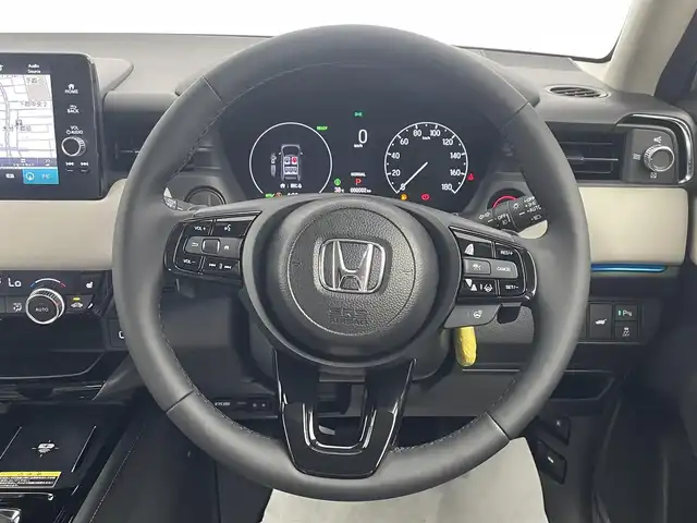 ホンダ ヴェゼル ハイブリッド e:HEV Z PLaYパッケージ 大分県 2025(令7)年 0.1千km パールⅡ 登録済未使用車/Honda SENSING/・衝突軽減ブレーキ（CMBS）/・誤発進抑制機能/・後方誤発進抑制機能/・近距離衝突軽減ブレーキ/・歩行者事故低減ステアリング/・路外逸脱抑制機能/・渋滞追従機能付アダプティブクルーズコントロール（ACC）/・車線維持支援システム（LKAS）/・トラフィックジャムアシスト（渋滞運転支援機能）/・先行車発進お知らせ機能/・標識認識機能/・オートハイビーム/・パーキングセンサーシステム/・アダプティブドライビングビーム/・ブラインドスポットインフォメーション/Honda CONNECTディスプレー/(フルセグTV、BT対応、USB、AM/FM/・AppleCarPlay、AndroidAuto)/ステアリングスイッチ/バックカメラ/ETC2.0車載器/ワイヤレス充電/ステアリングヒーター/パワーバックドア/横滑り防止装置/電動格納ミラー/ハーフレザーシート/・前席シートヒーター/オートブレーキホールド/オートライト/LEDヘッドライト/LEDフォグ/純正18インチアルミホイール/保証書、取説、スペアキー有り