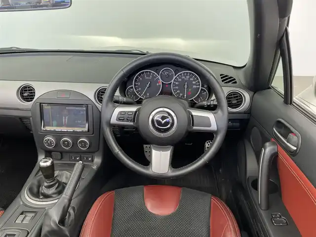 マツダ ロードスター 20周年記念車 大分県 2010(平22)年 7.5万km クリスタルホワイトパールマイカ 社外ナビ/（ワンセグ/AM/FM/Bluetooth）/6速マニュアル/レザーシート/シートヒーター/ETC/ステアリングスイッチ/純正アルミホイール/オートエアコン/オートウインドウ/保証書・取扱説明書/スペアキー