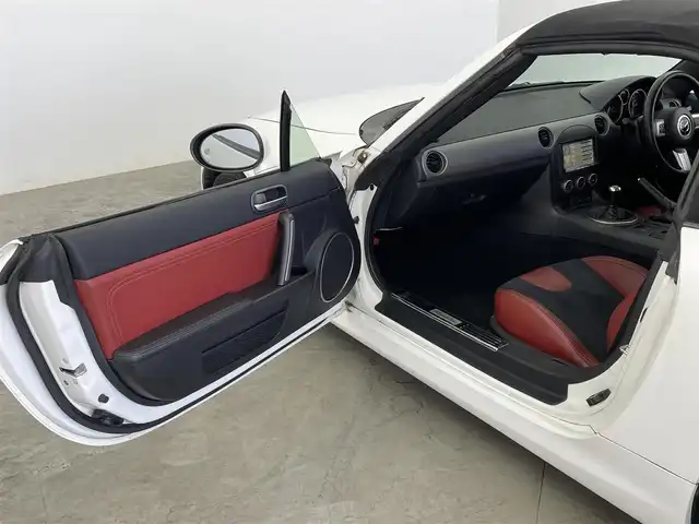 マツダ ロードスター 20周年記念車 大分県 2010(平22)年 7.5万km クリスタルホワイトパールマイカ 社外ナビ/（ワンセグ/AM/FM/Bluetooth）/6速マニュアル/レザーシート/シートヒーター/ETC/ステアリングスイッチ/純正アルミホイール/オートエアコン/オートウインドウ/保証書・取扱説明書/スペアキー