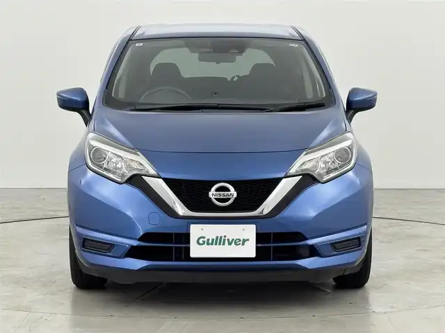 日産 ノート X 大阪府 2017(平29)年 5.6万km シャイニングブルー 純正ナビ（フルセグＴＶ／ＣＤ／ＤＶＤ／ＢＴ）/衝突被害軽減システム　/レーンキープ　/横滑り防止装置　　/オートライト　/純正フロアマット　/ステアリングスイッチ　/プッシュスタート　/電動格納式ドアミラー　/ＡＢＳ
